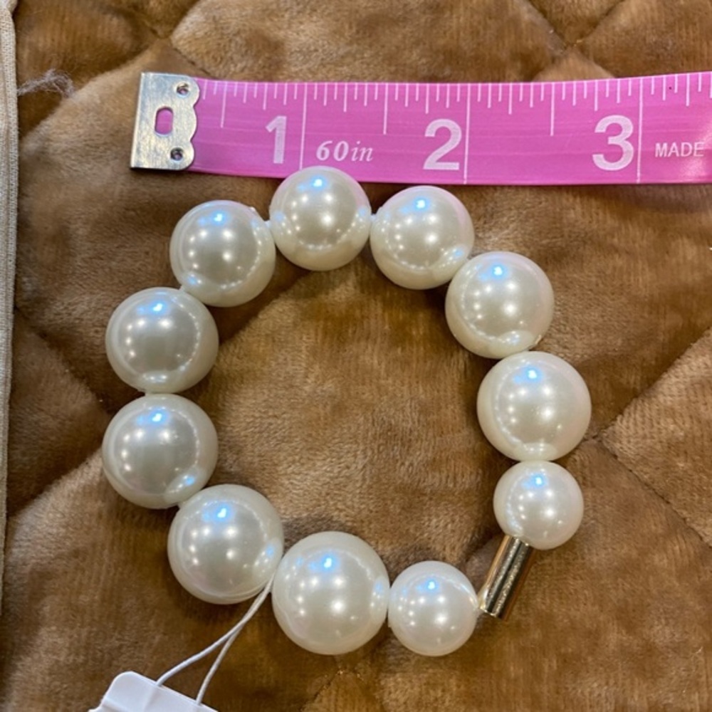 J.CREW stretchy large pearl bracelet!! Fun for girls, moms and grandmas 🤍🤍🤍